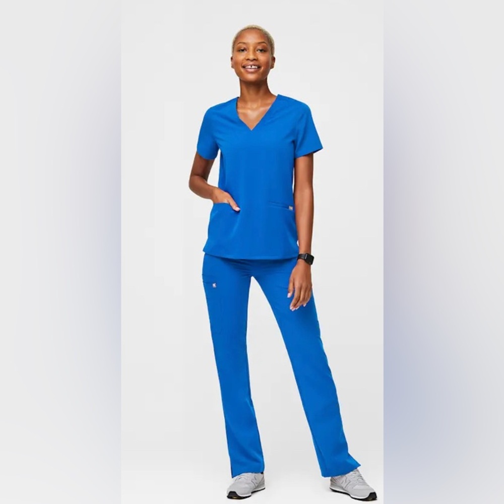FIGS Casma 3 Pocket Scrub Top In Royal‎ Blue